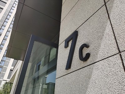 解刨房地產戶外標識系統(tǒng)最常用的兩種材質